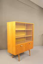 Vintage Space Hellerau 427 Vitrine aus Holz mit Glasschiebetüren und konischen Beinen im Mid-Century-Stil