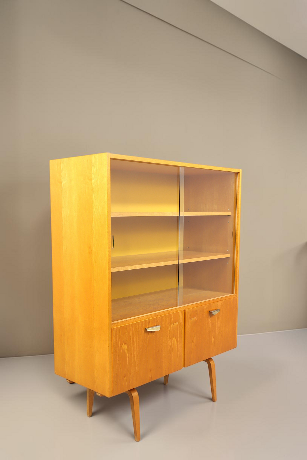 Vintage Space Hellerau 427 Vitrine aus Holz mit Glasschiebetüren und konischen Beinen im Mid-Century-Stil