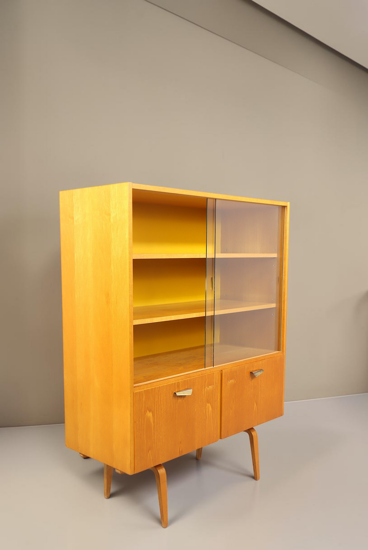 Vintage Space Hellerau Vitrine Modell 427 aus Holz mit Glasschiebetüren und konischen Beinen im Mid-Century-Stil