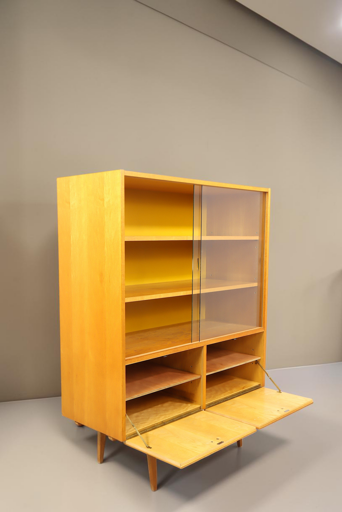 Vintage Space Hellerau Vitrine Modell 427 aus Holz mit Glasschiebetüren und konischen Beinen im Mid-Century-Stil