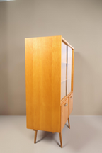 Vintage Space Hellerau Vitrine Modell 427 aus Holz mit Glasschiebetüren und konischen Beinen im Mid-Century-Stil