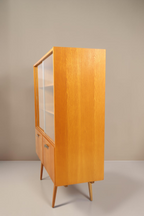 Vintage Space Hellerau Vitrine Modell 427 aus Holz mit Glasschiebetüren und konischen Beinen im Mid-Century-Stil