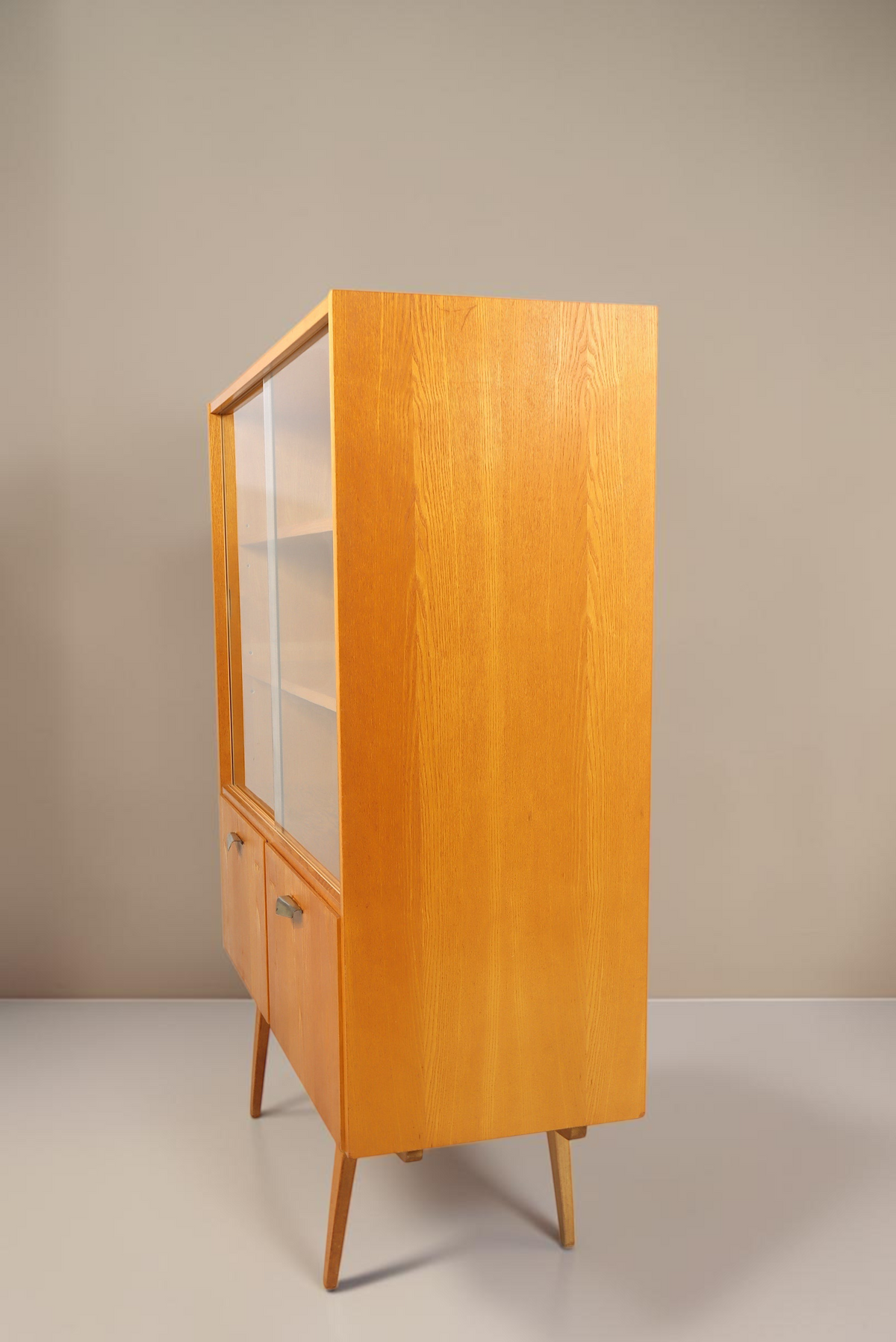 Vintage Space Hellerau Vitrine Modell 427 aus Holz mit Glasschiebetüren und konischen Beinen im Mid-Century-Stil