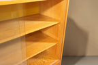 Vintage Space Hellerau Vitrine Modell 427 aus Holz mit Glasschiebetüren und Regalböden im Mid-Century-Design