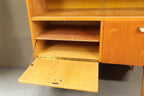 Vintage Space Hellerau Vitrine Modell 427 aus Holz mit offener Klapptür und Einlegeboden im Mid-Century-Stil