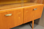 Vintage Space Hellerau Vitrine Modell 427 aus Holz mit Glasschiebetüren und konischen Beinen im Mid-Century-Stil