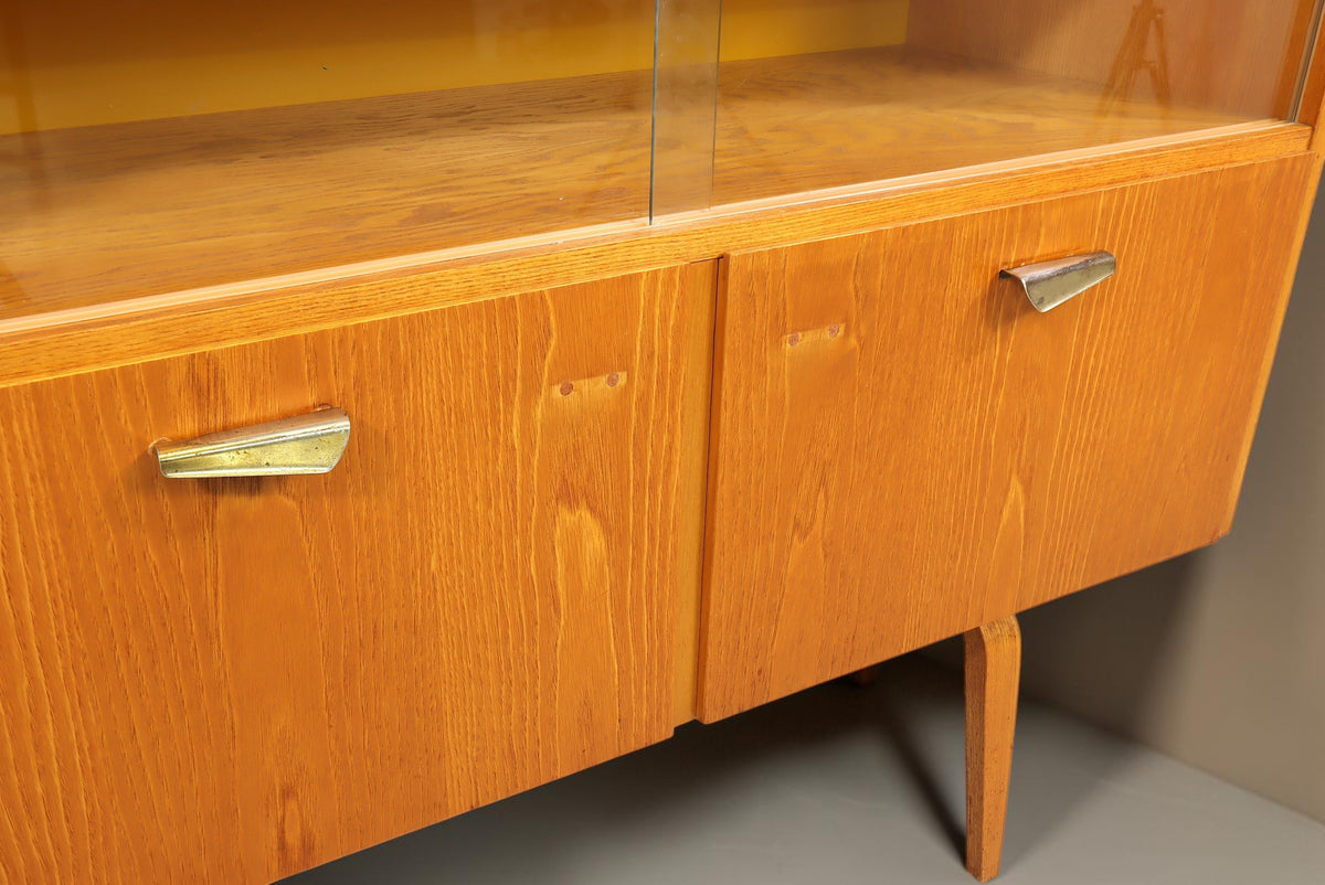 Vintage Space Hellerau Vitrine Modell 427 aus Holz mit Glasschiebetüren und konischen Beinen im Mid-Century-Stil