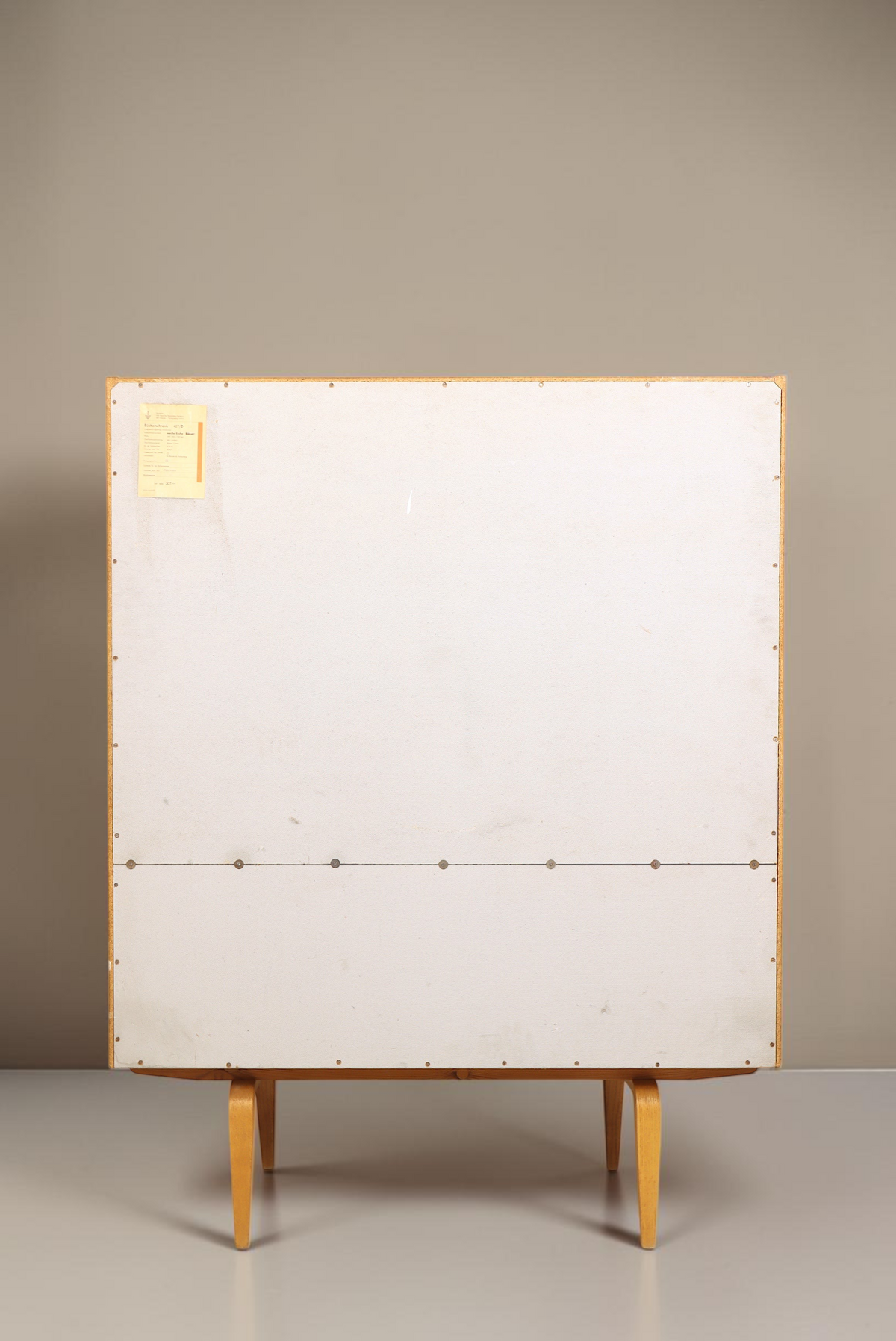 Vintage Space Hellerau Vitrine Modell 427 Rückansicht mit originalem Herstelleretikett aus dem Jahr 1968