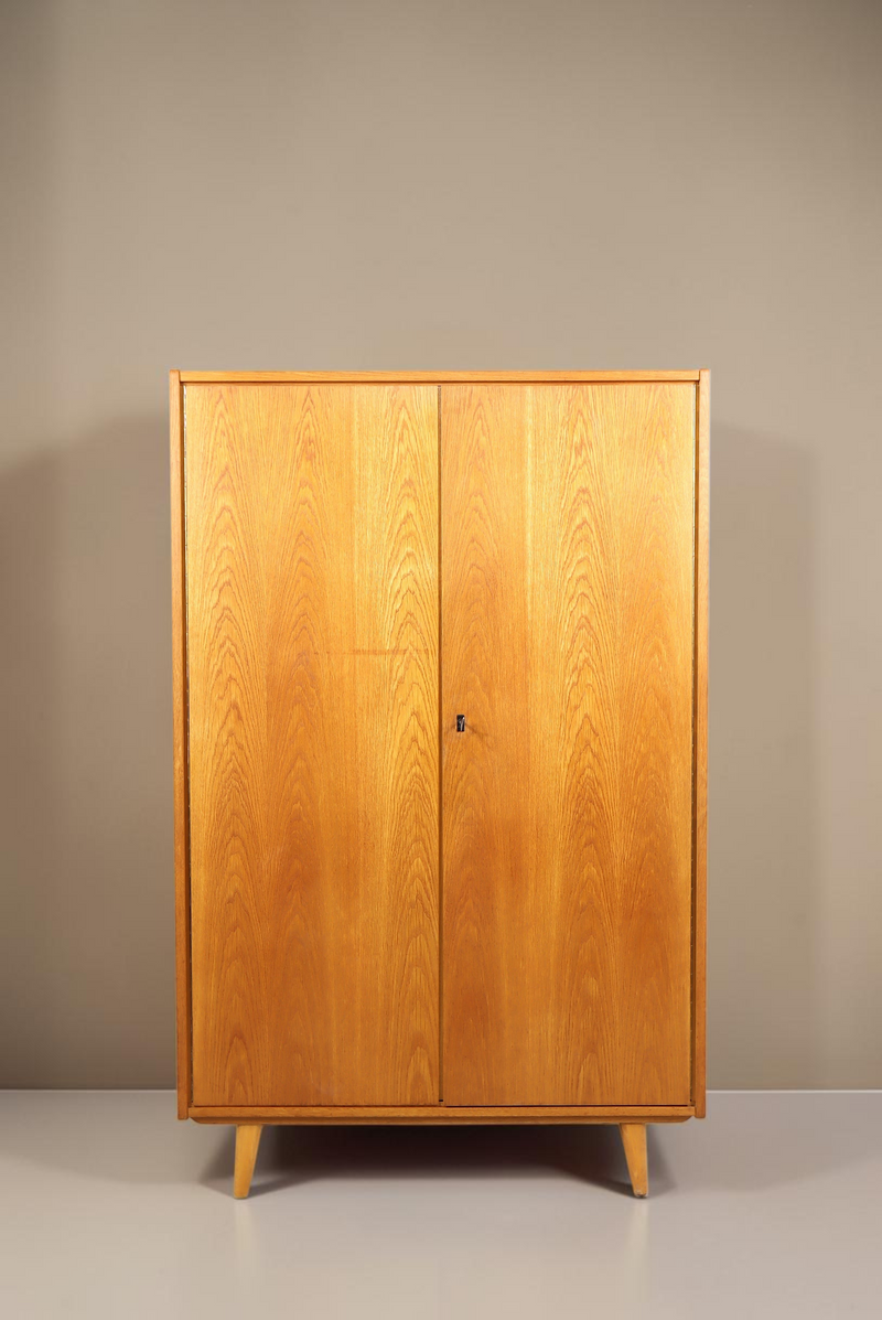 Vintage Space Mid Century Kleiderschrank aus Holz mit konischen Füßen und zeitlosem Design