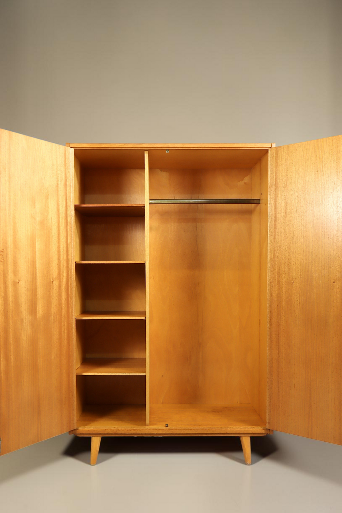 Vintage Space Mid Century Kleiderschrank aus Holz mit Regalfächern und Kleiderstange im 60er Jahre Design