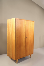 Vintage Space Mid Century Kleiderschrank aus Holz mit konischen Füßen und zeitlosem Design