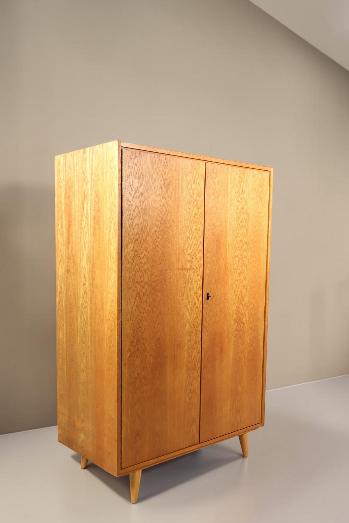 Vintage Space Mid Century Kleiderschrank aus Holz mit konischen Füßen und zeitlosem Design
