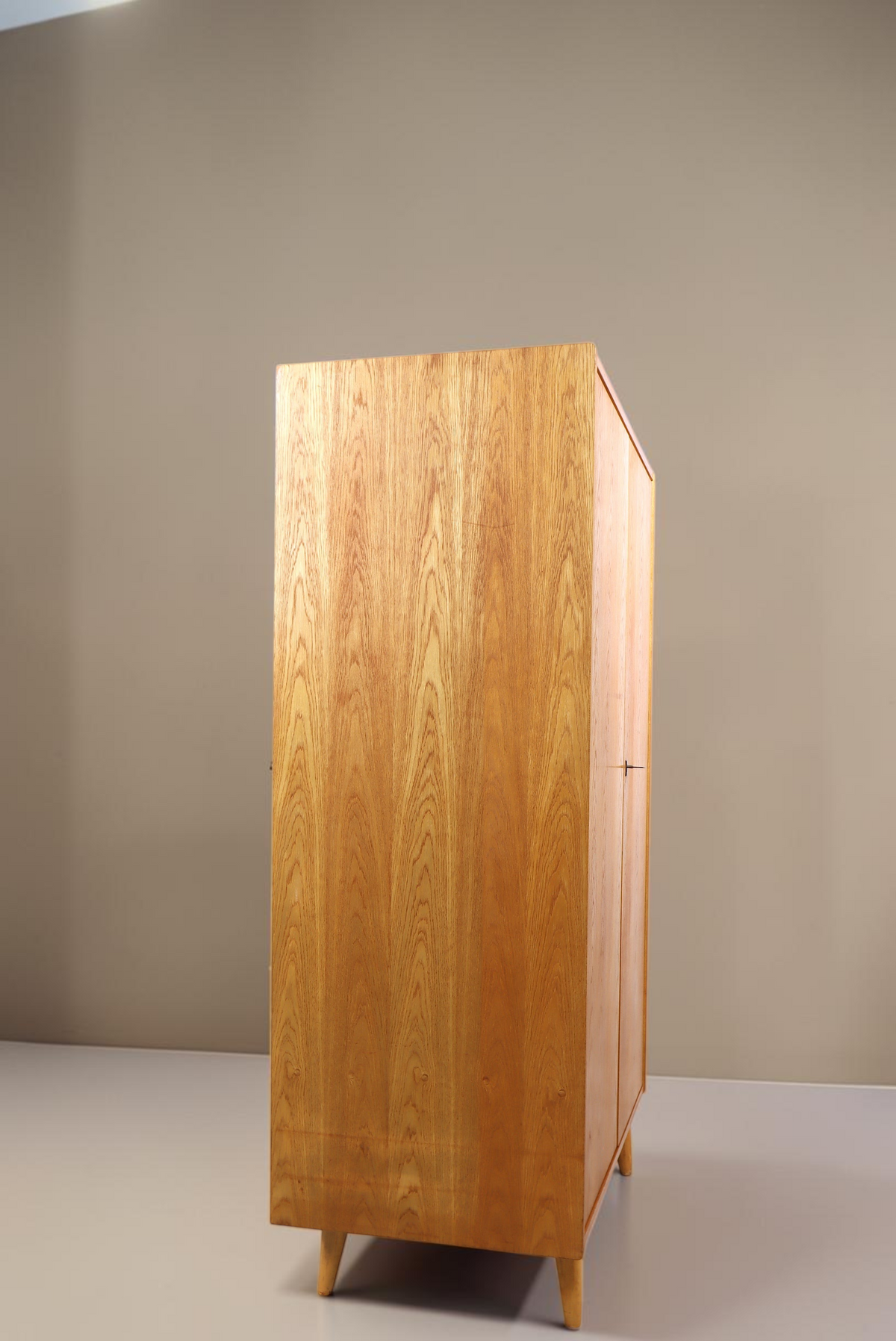 Vintage Space Mid Century Kleiderschrank aus Holz mit konischen Füßen in heller Eichenoptik