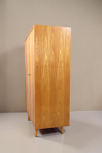 Vintage Space Mid Century Kleiderschrank aus Holz mit konischen Füßen in heller Holzmaserung