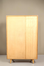 Vintage Space Mid Century Kleiderschrank aus hellem Holz mit konischen Füßen und minimalistischem Design