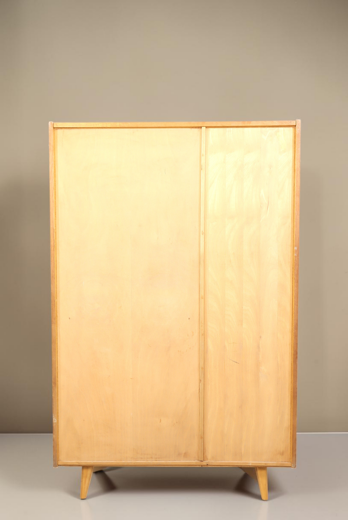 Vintage Space Mid Century Kleiderschrank aus hellem Holz mit konischen Füßen und minimalistischem Design