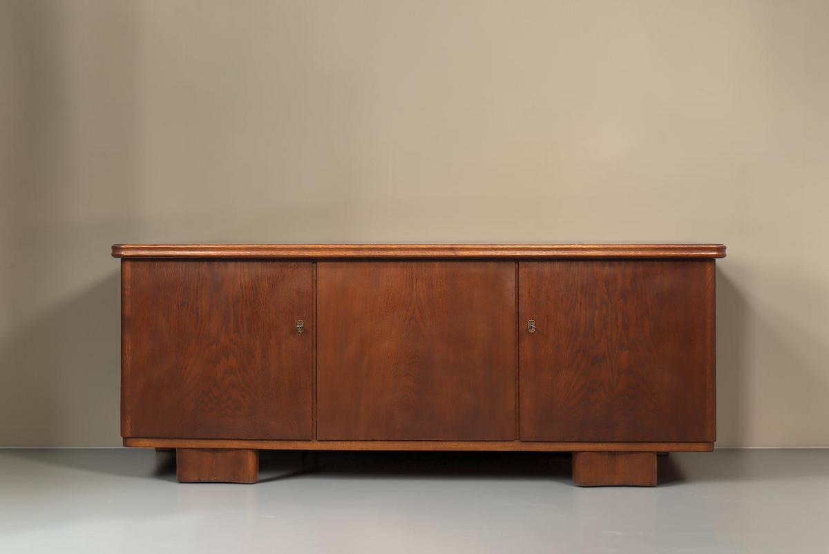 Vintage Space Mid Century Sideboard aus Holz mit markanten Sockelfüßen und eleganter Maserung vor weißem Hintergrund