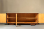 Vintage Space Mid Century Sideboard aus Holz mit offenen Türen und Einlegeböden auf markanten Sockelfüßen