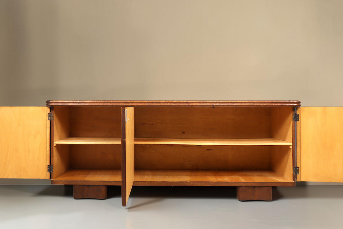 Vintage Space Mid Century Sideboard aus Holz mit offenen Türen und Einlegeböden auf markanten Sockelfüßen