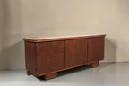 Vintage Space Mid Century Sideboard aus dunklem Holz mit Sockelfüßen und drei Türen in minimalistischem Design