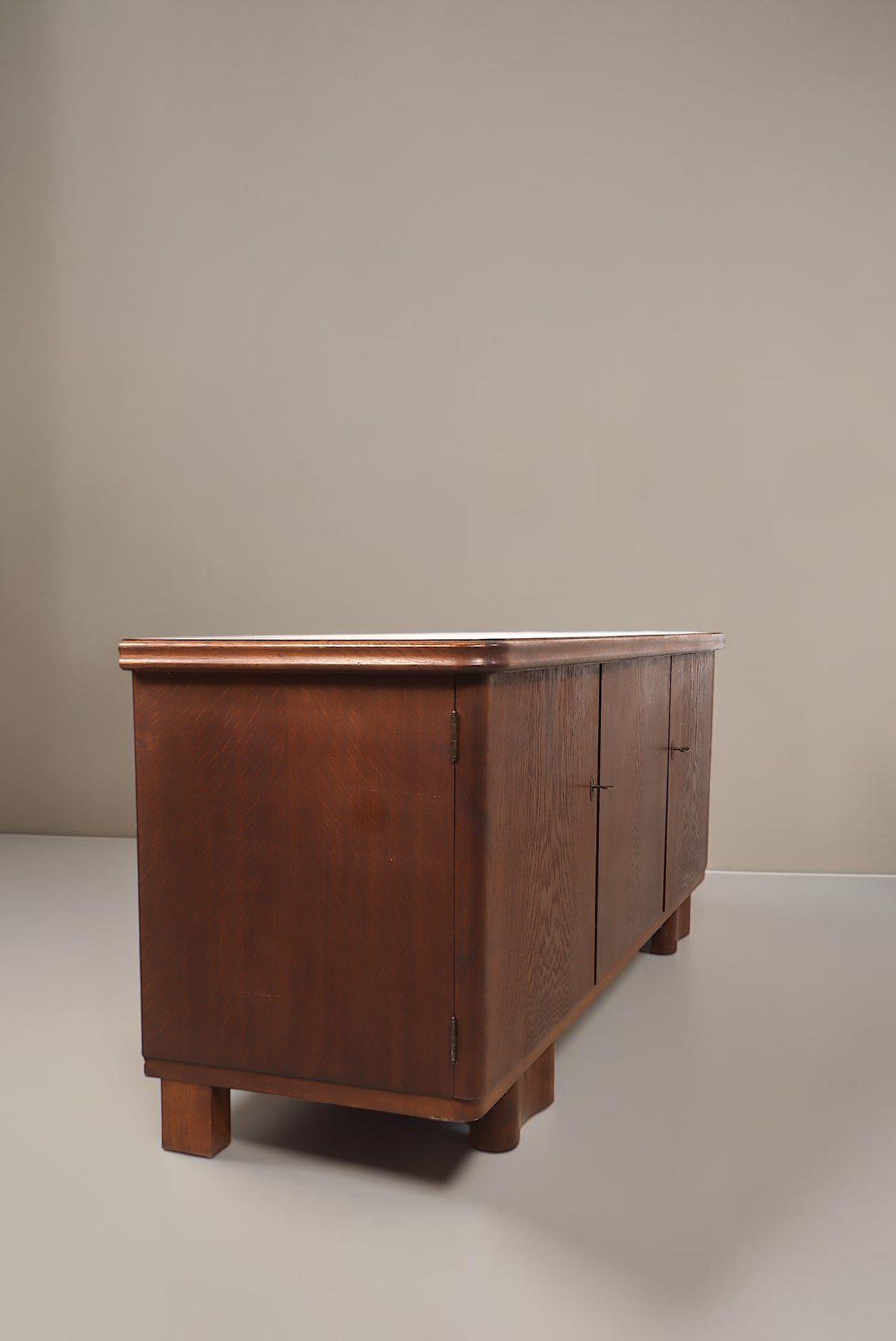 Vintage Space Mid Century Sideboard aus dunklem Holz mit Sockelfüßen und schlichter Frontansicht