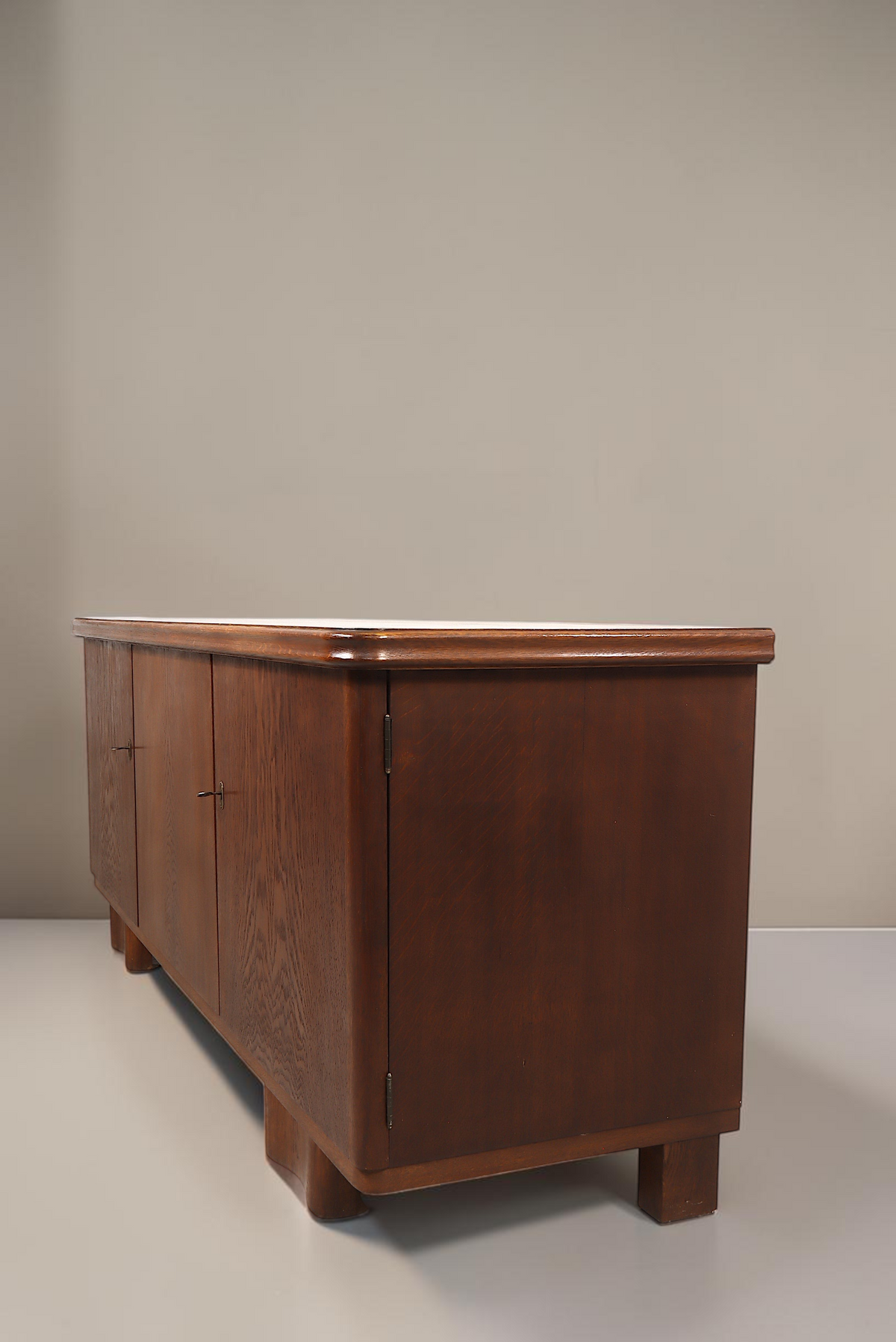 Vintage Space Mid Century Sideboard aus dunklem Holz mit Sockelfüßen und funktionalen Türen im Retro-Design