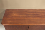 Vintage Space Mid Century Sideboard aus Holz mit eleganter Maserung und abgerundeter Kante in der Draufsicht
