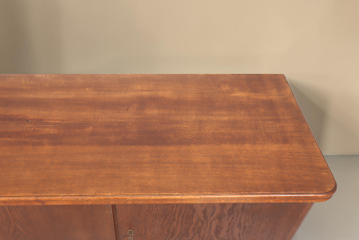 Vintage Space Mid Century Sideboard aus Holz mit eleganter Maserung und abgerundeter Kante in Nahaufnahme