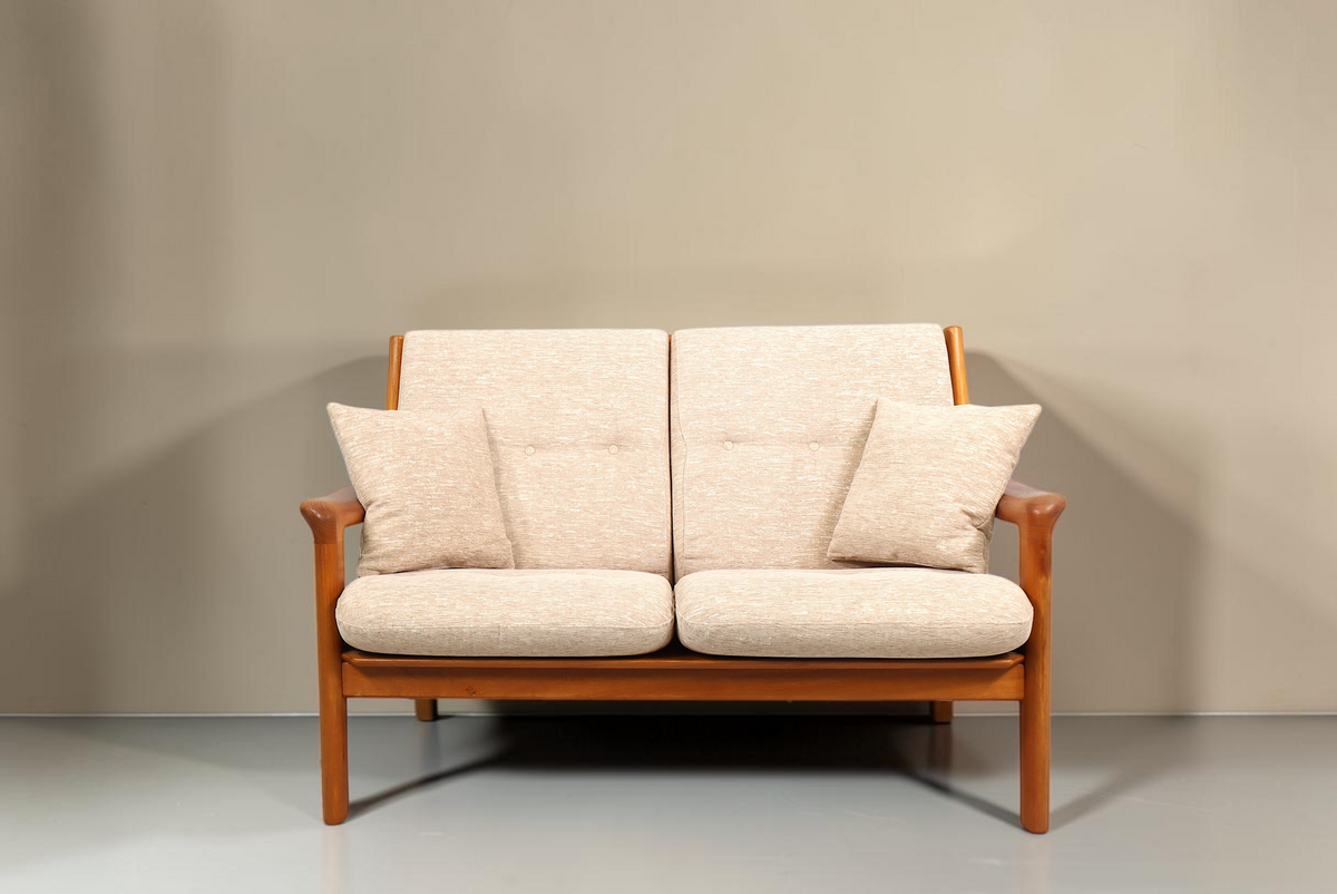Vintage Space Gustav Thams 2er Sofa aus Teakholz mit beigen Polstern und zwei Zierkissen im dänischen Design