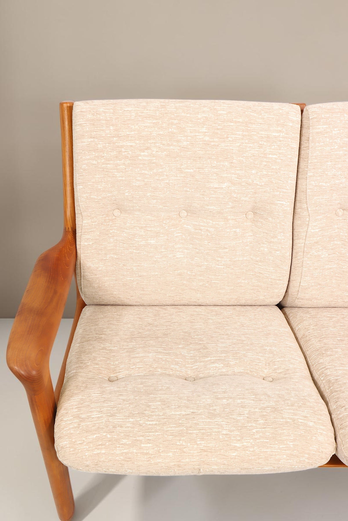 Vintage Space Gustav Thams 2er Sofa mit beigem Stoffbezug und organischem Teakholz-Rahmen im dänischen Design