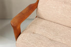 Vintage Space Gustav Thams 2er Sofa mit beigem Stoffbezug und geschwungener Armlehne aus massivem Teakholz