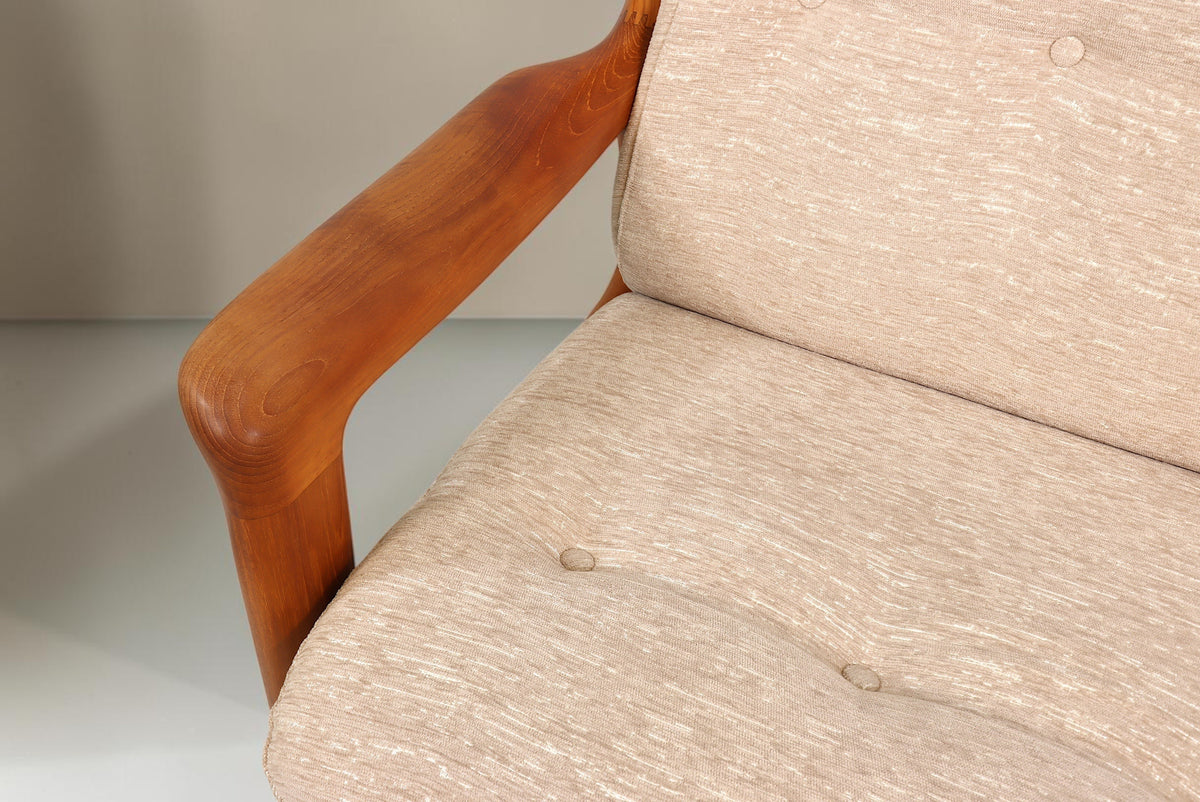 Vintage Space Gustav Thams 2er Sofa mit beigem Stoffbezug und geschwungener Armlehne aus massivem Teakholz