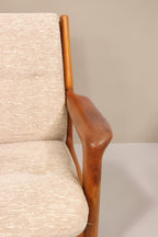 Vintage Space Gustav Thams 2er Sofa mit beigem Stoffbezug und organisch geformten Armlehnen aus massivem Teakholz