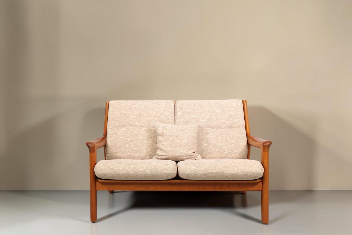 Vintage Space Gustav Thams 2er Sofa aus Teakholz mit beigem Polsterbezug im dänischen Mid-Century-Design