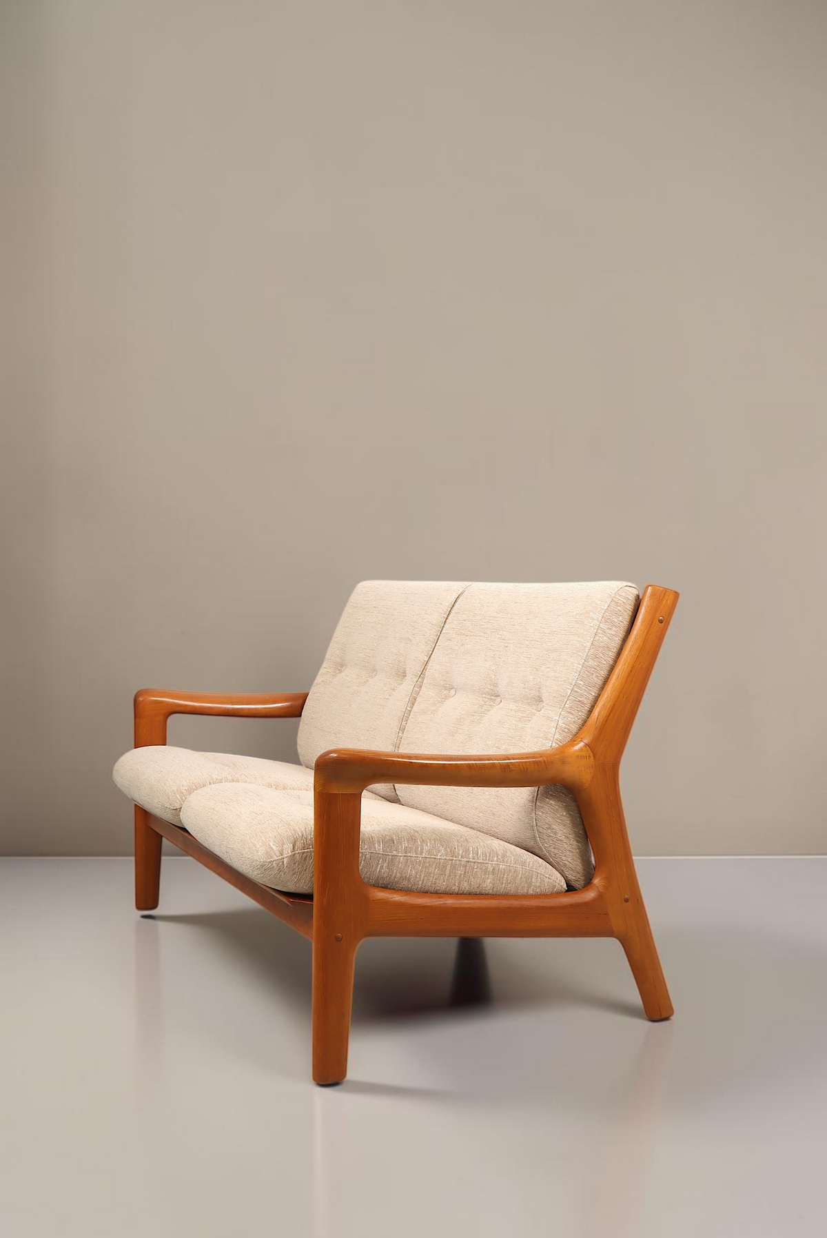 Vintage Space Gustav Thams 2er Sofa aus Teakholz mit beigen Polstern im dänischen Mid-Century-Design
