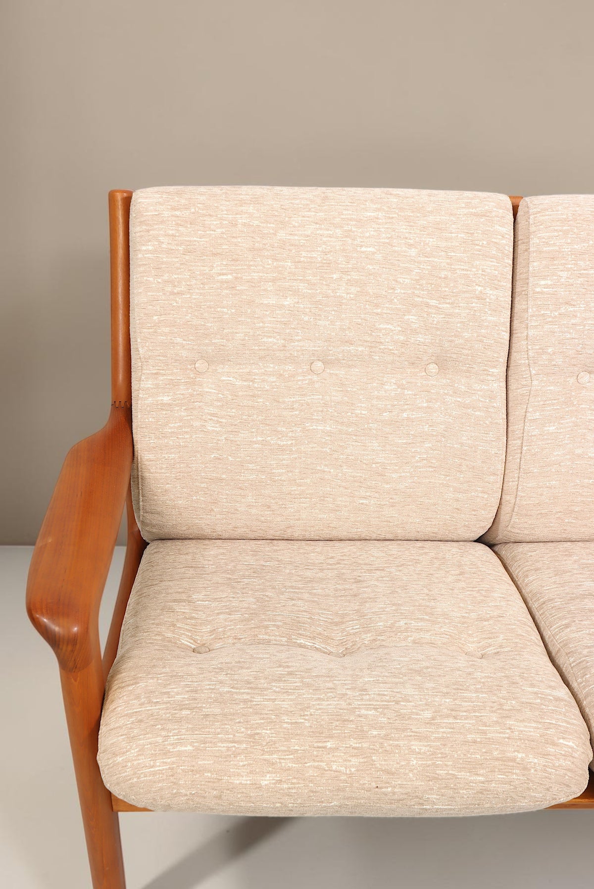 Vintage Space Gustav Thams 2er Sofa aus Teakholz mit beigem Stoffbezug im dänischen Mid-Century Design