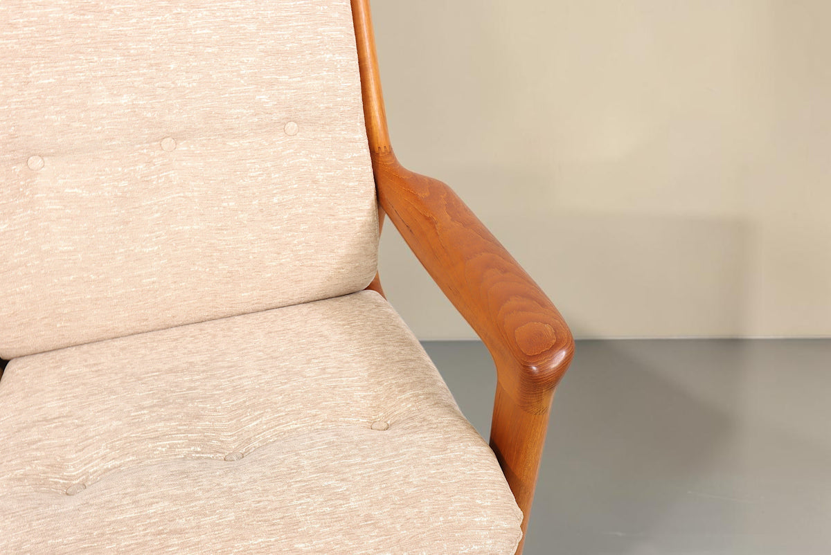 Vintage Space Gustav Thams 2er Sofa mit beigem Polster und organischem Teakholz-Armlehnendesign im Danish Design