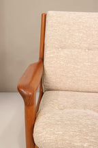 Vintage Space Gustav Thams 2er Sofa aus Teakholz mit beigem Polster und geschwungenen Armlehnen im Danish Design