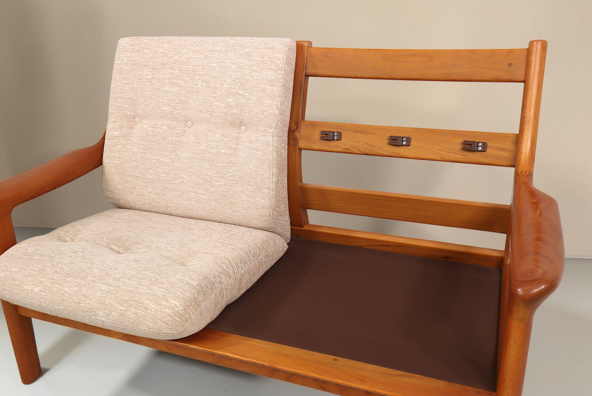 Vintage Space Gustav Thams 2er Sofa aus Teakholz mit beigem Polster im dänischen Mid-Century Design