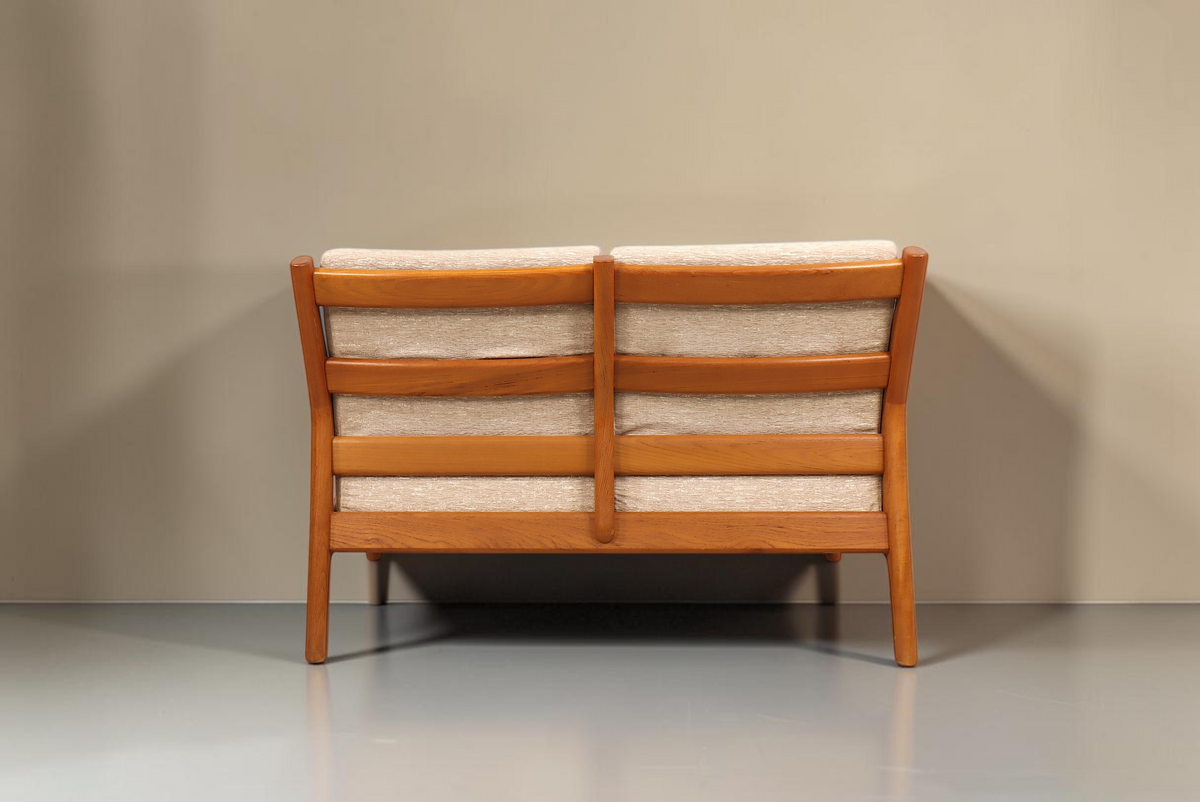 Vintage Space Gustav Thams 2er Sofa aus Teakholz mit heller Polsterung, Rückansicht des dänischen Mid-Century Designs