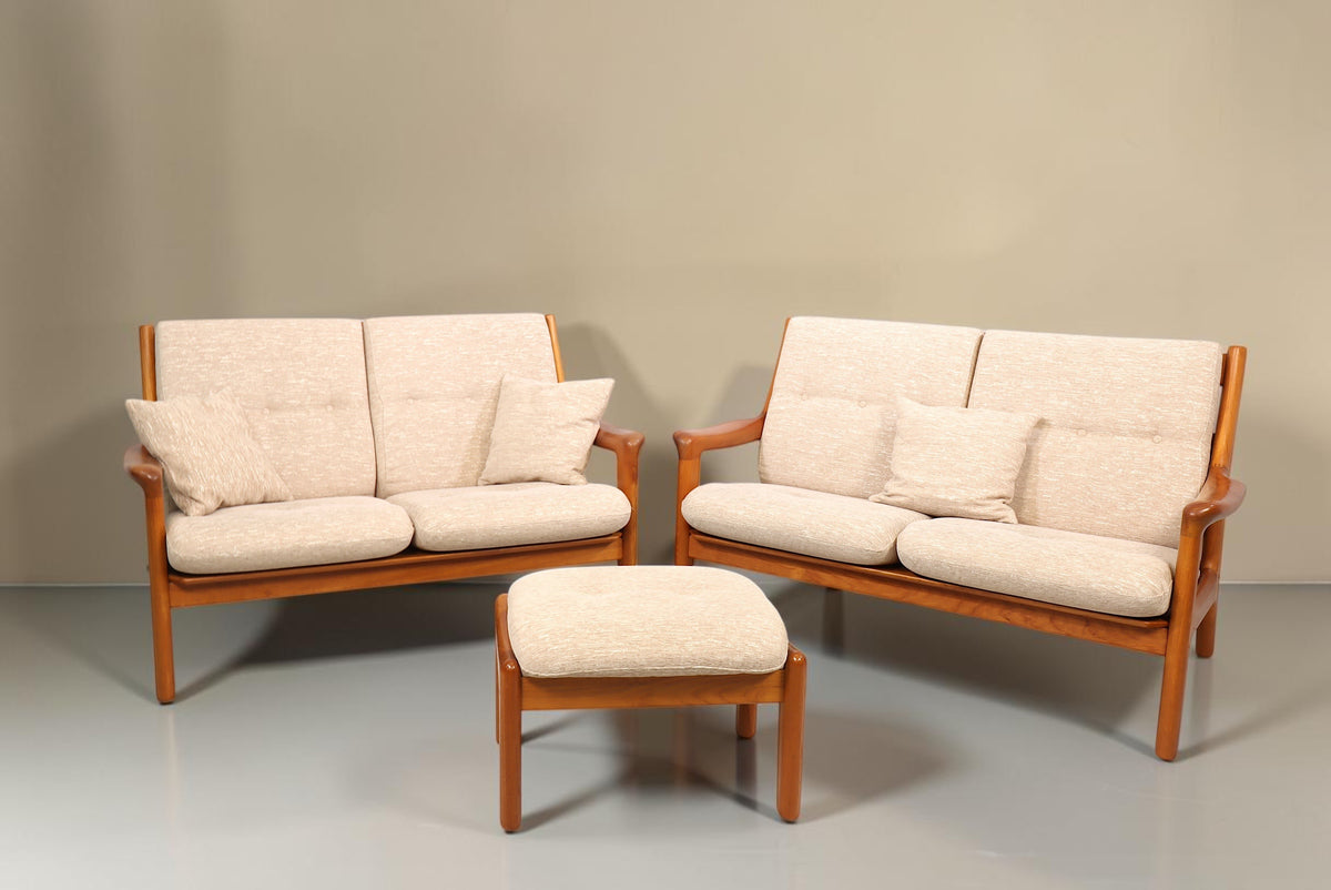 Vintage Space Gustav Thams 2er Sofa Set aus Teakholz mit beigen Polstern und passendem Hocker im dänischen Design