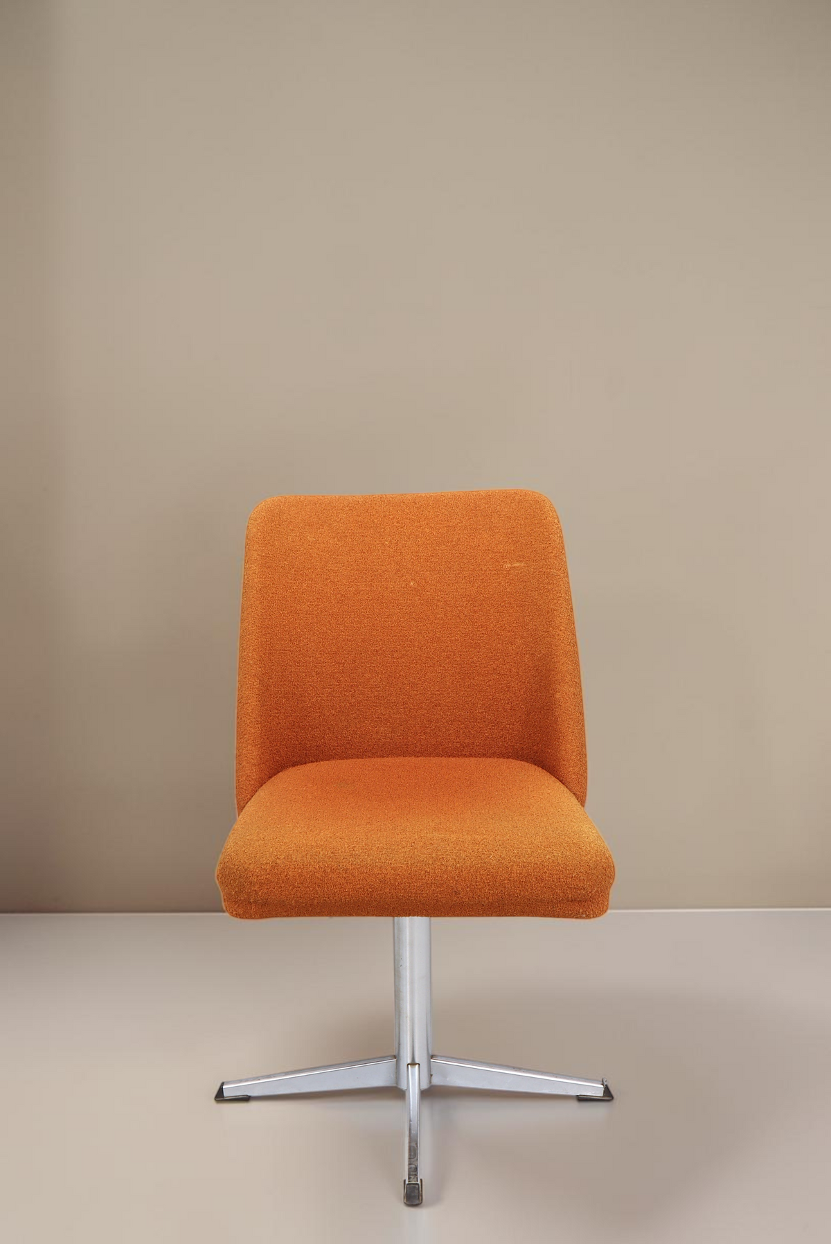 Vintage Space orangefarbener Mid-Century Drehstuhl mit Aluminium-Sternfuß und strukturierter Polsterung