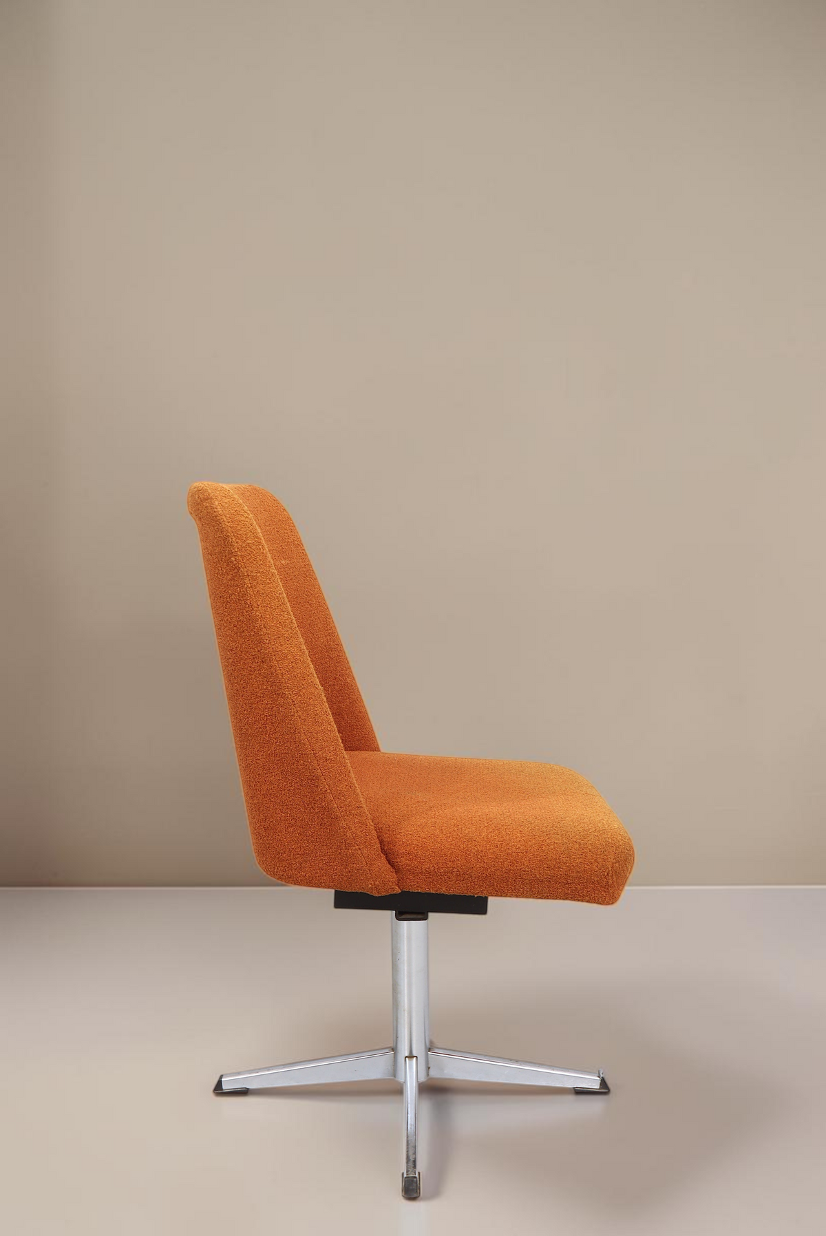Vintage Space Mid Century Drehstuhl in Orange mit Aluminium-Sternfuß, Seitenansicht vor weißem Hintergrund