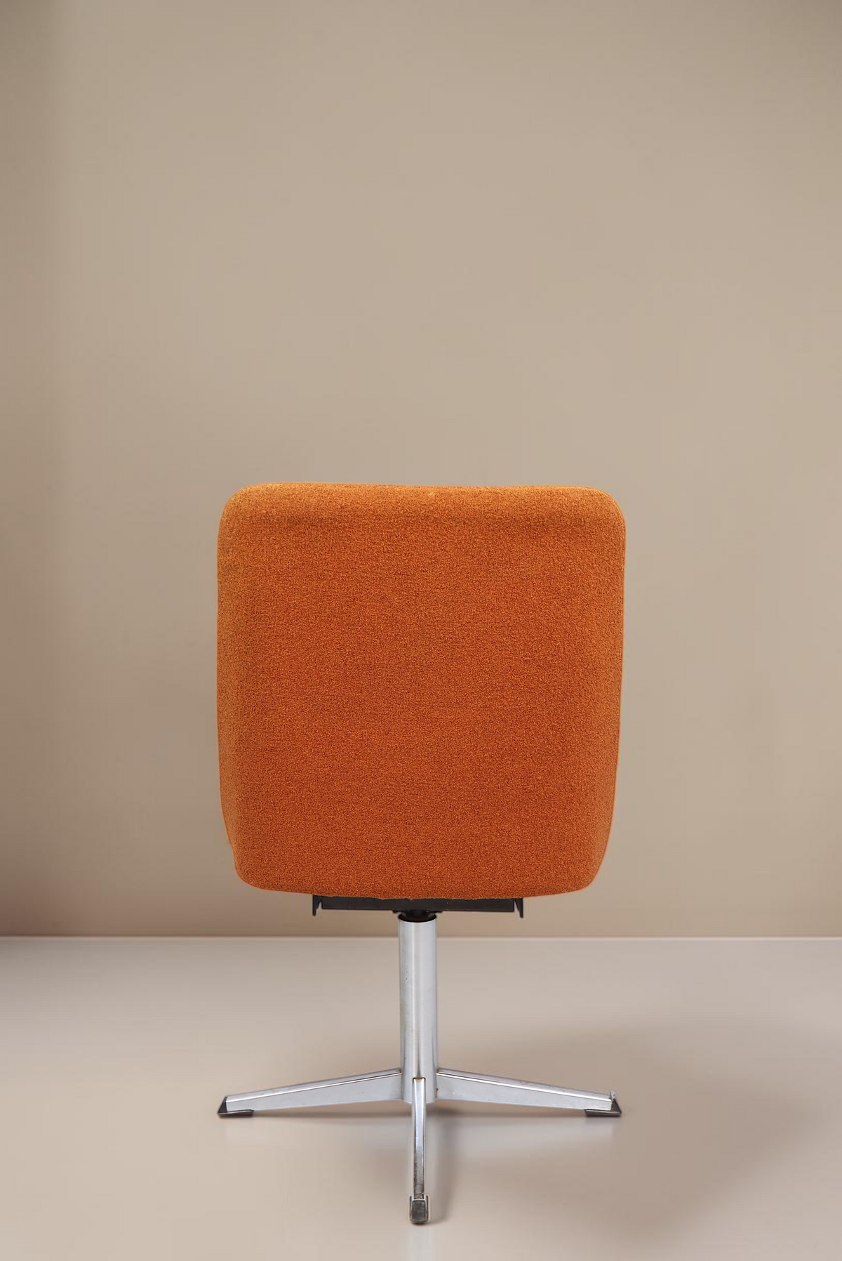 Vintage Space Mid Century Drehstuhl in Orange mit Aluminium-Sternfuß, Rückansicht des 70er Jahre Retro-Stuhls