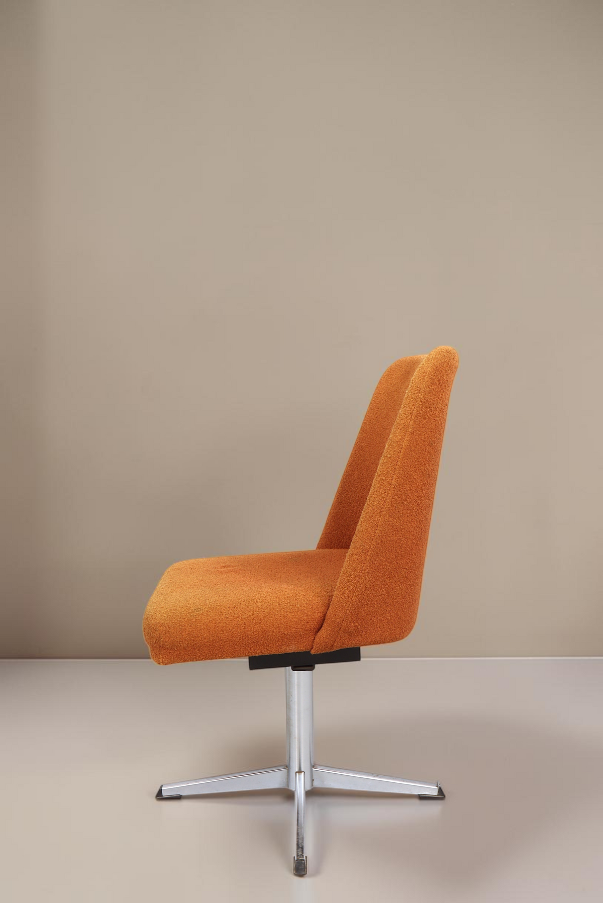Vintage Space Mid Century Drehstuhl in Orange mit Aluminium-Sternfuß und gepolsterter Sitzfläche in Seitenansicht