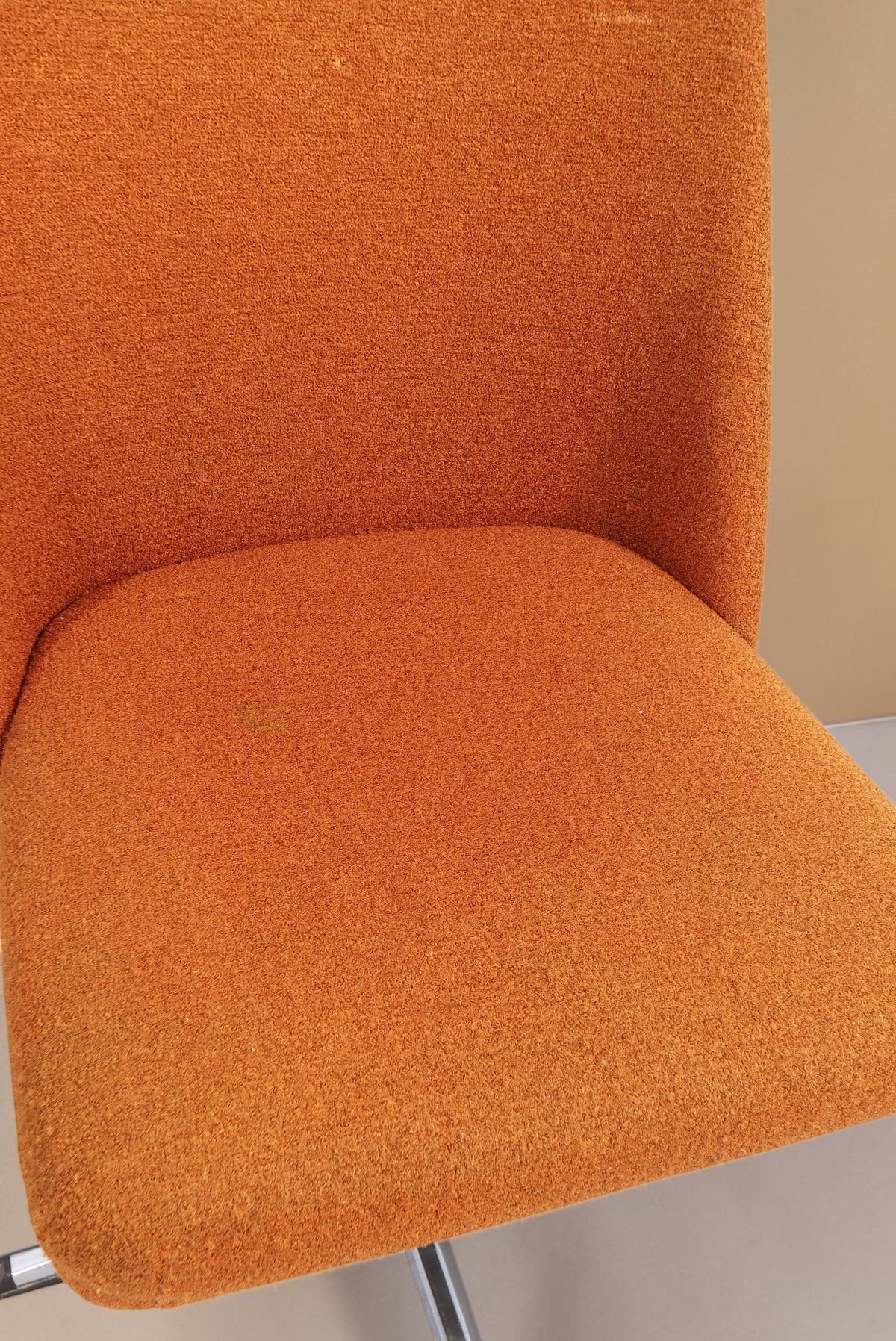Vintage Space Mid Century Drehstuhl in leuchtendem Orange mit strukturierter Polsterung und markanter Formgebung