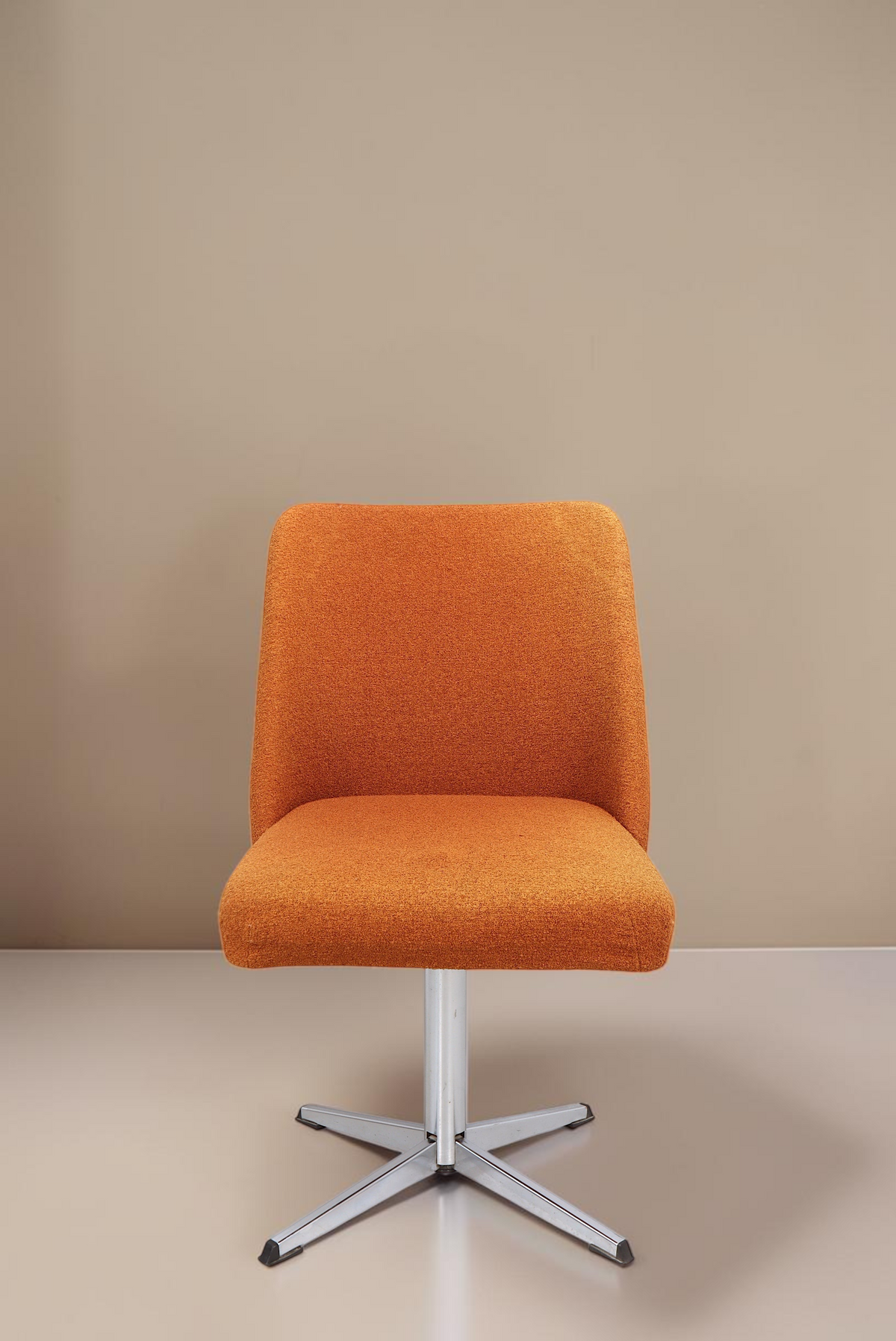 Vintage Space orangefarbener Mid-Century Drehstuhl mit gepolsterter Sitzfläche und Aluminium-Sternfuß