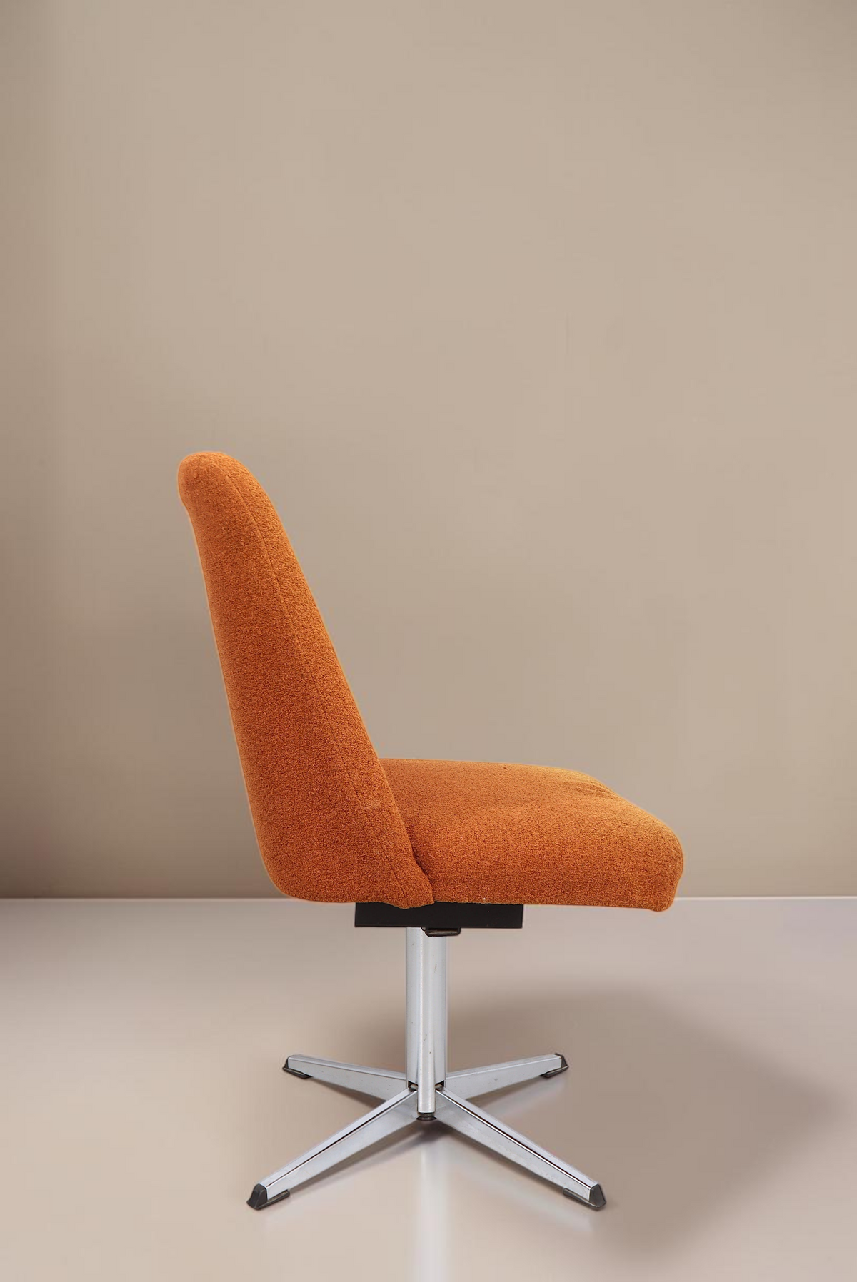 Vintage Space orangefarbener Mid-Century Drehstuhl mit Aluminium-Sternfuß in Seitenansicht