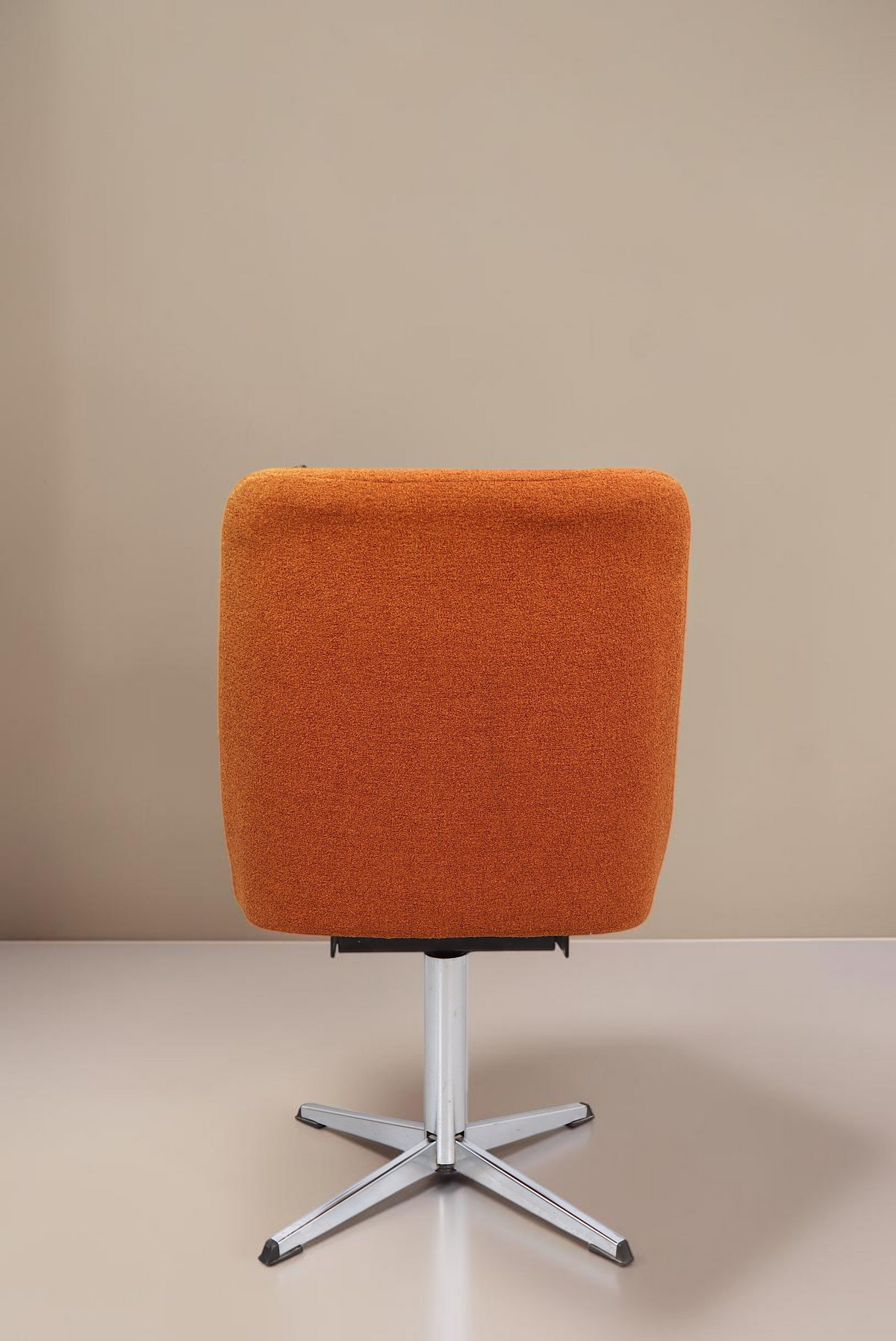 Vintage Space orangefarbener Mid-Century Drehstuhl mit Aluminium-Sternfuß in Rückansicht