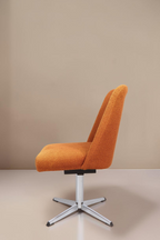 Vintage Space orangefarbener Mid-Century Drehstuhl mit Aluminium-Sternfuß in Seitenansicht